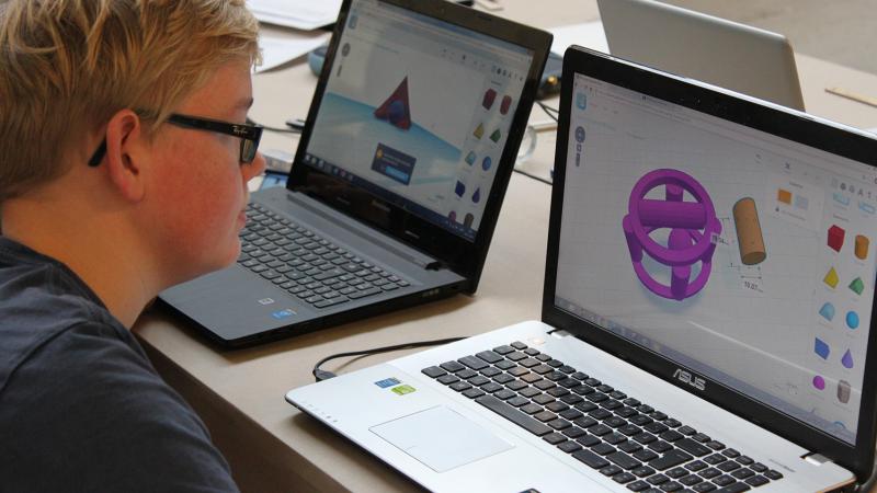 elev studerer 3D skabt objekt på skærmen af en bærbar.