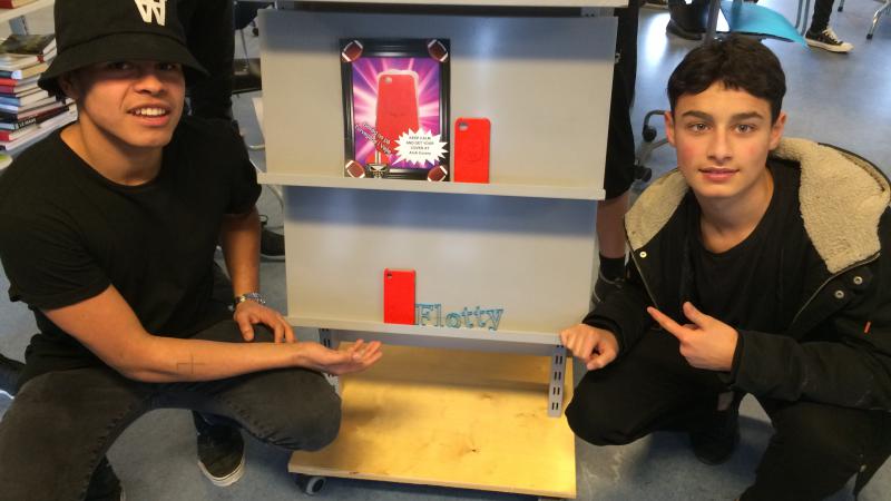 to drenge viser deres produkter