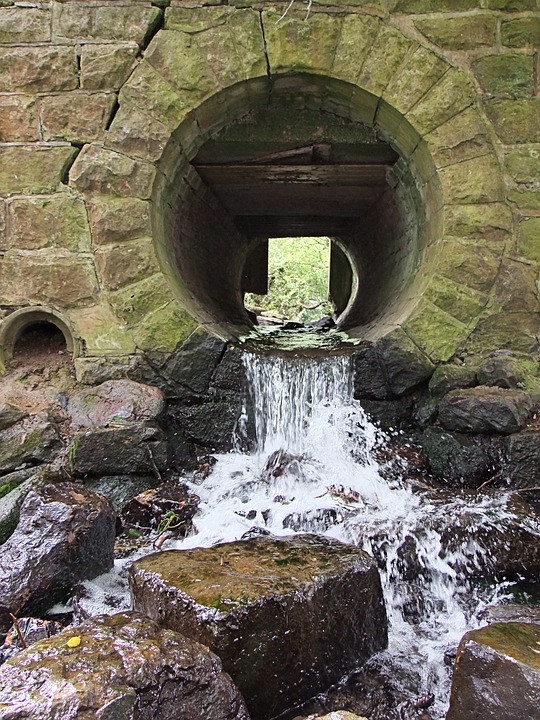 vand der løber igennem rørsystem bygget i mursten