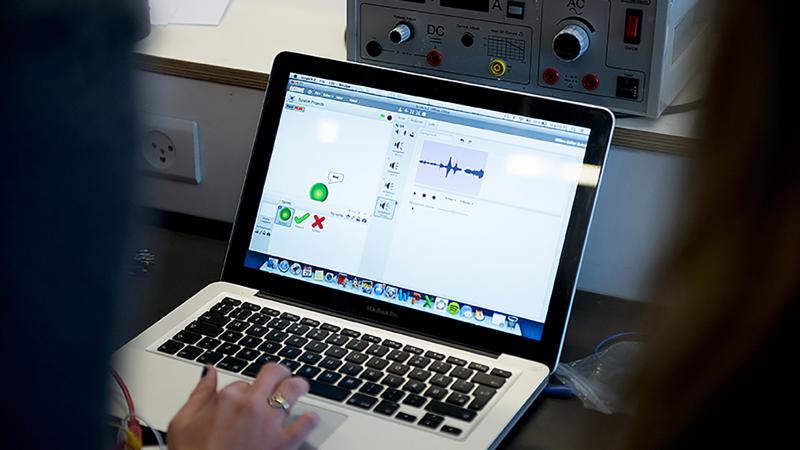bærbar der viser et kodningsprogram der arbejder med lyd