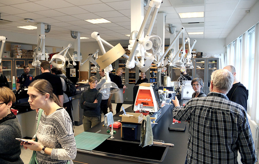 Mange mennesker i fablab/fysik lokale med 3D printere og udsugningsudstyr
