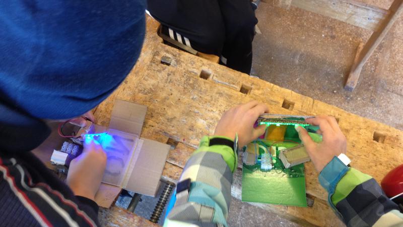 elever bygger kredsløb der får lamåer til at lyse