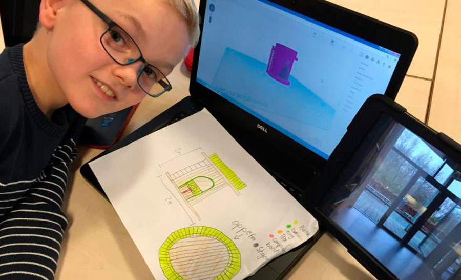 dreng viser glad tegning frem foran sin computer, hvor han er ved at bygge en model op