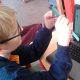 dreng måler genstand for at kunne lave en nøjagtig 3D copi