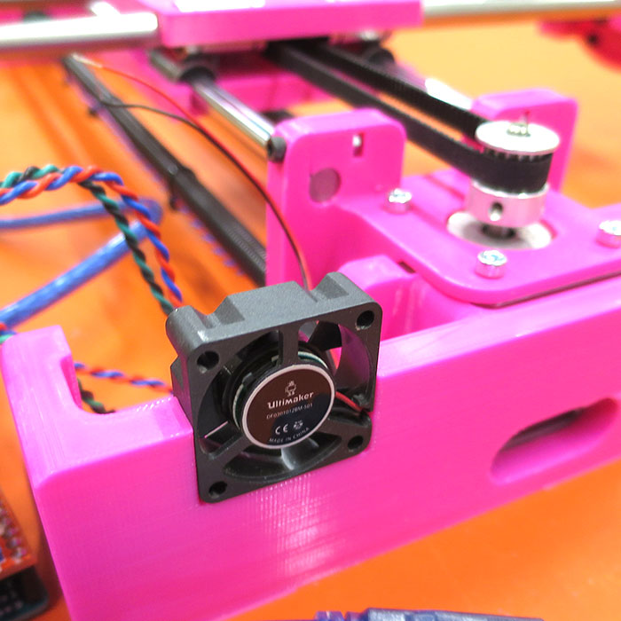 En tegnemaskine bygget af en praktikant i FabLab@SCHOOLdk, hvor de elektroniske dele er købt og sammensat af egne 3D printede elementer og materialer fra det lokale byggemarked