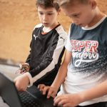 To elever, har gang i elektronisk eksperiment sammen med deres bærbar computer