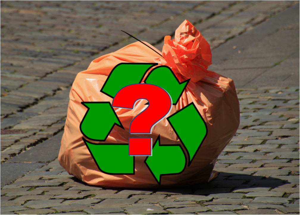 Orange plastikbærepose lukket med strips - og med et symbol på genbrug med et spørgsmålstegn foran