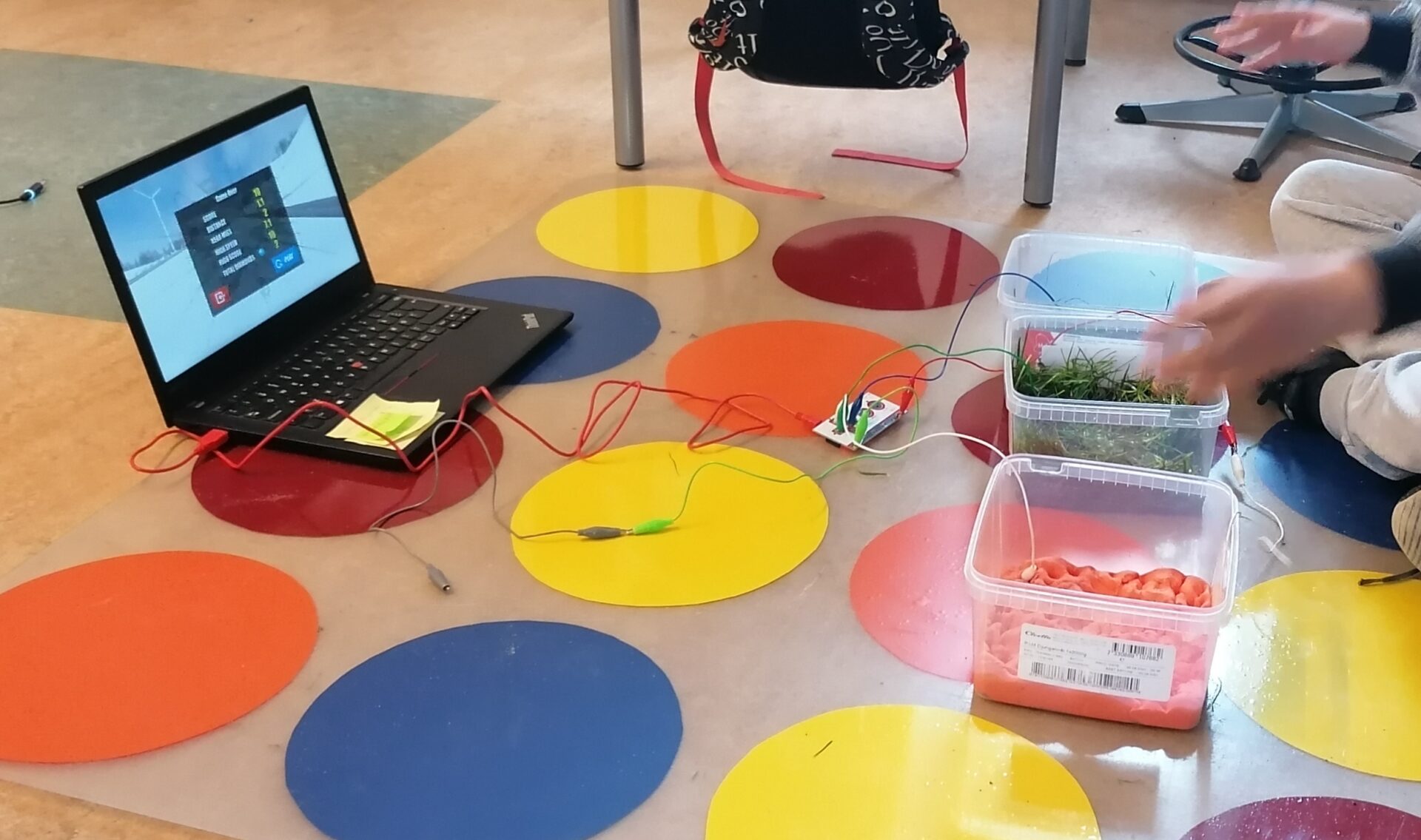 Elever har konstrueret en controller af perler med makeymakey til at styre deres computerspil med