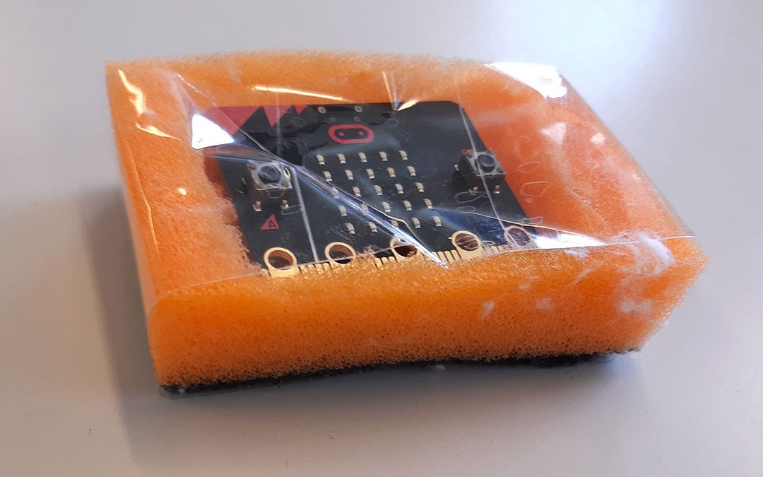 Orange svamp med uskåret hul fyldt med elektronik