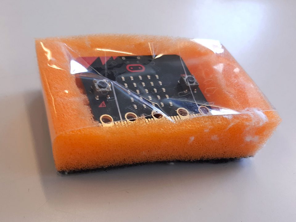 Orange svamp med uskåret hul fyldt med elektronik