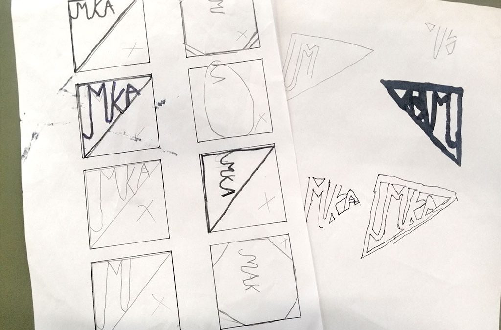 A4 ark med skitser af logoer i små firkanter