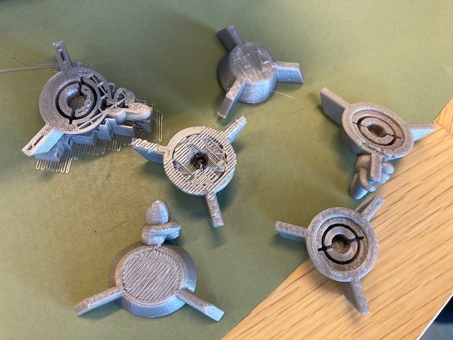 Forskellige dele i 3D print til samling af æske