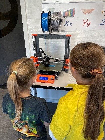 Elever holder øje med 3D printerens arbejde