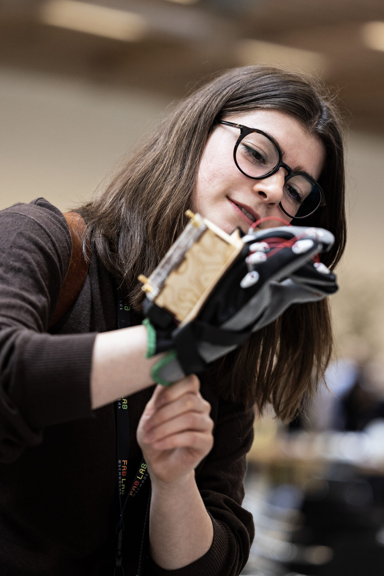 Kvinde afprøver en prototype på en kunstig hånd